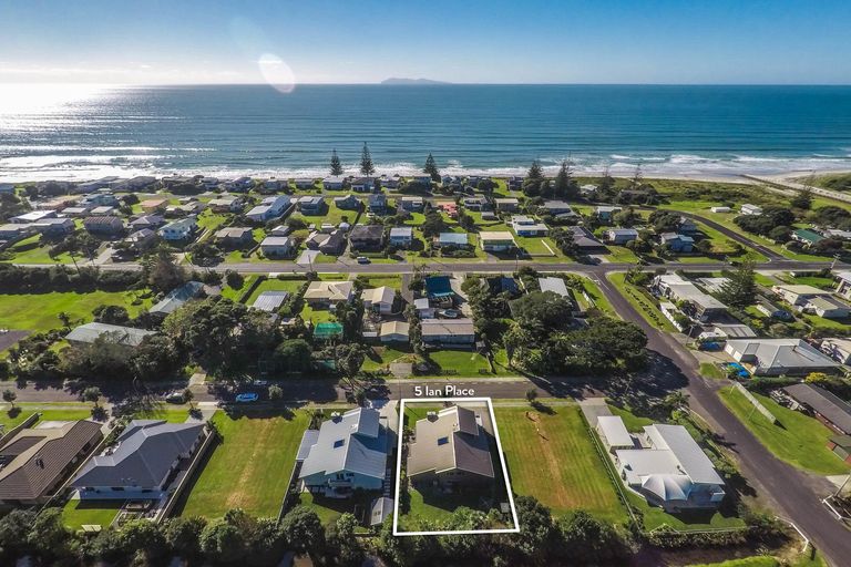 Photo of property in 5 Ian Place, Waihi Beach, 3611