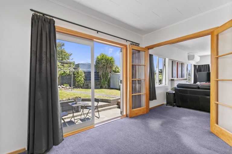 Photo of property in 17 Padnell Crescent, Paparangi, Wellington, 6037