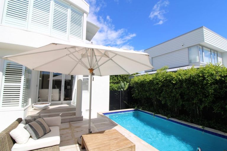 Photo of property in 1/2 Holiday Road, Milford, Auckland, 0620