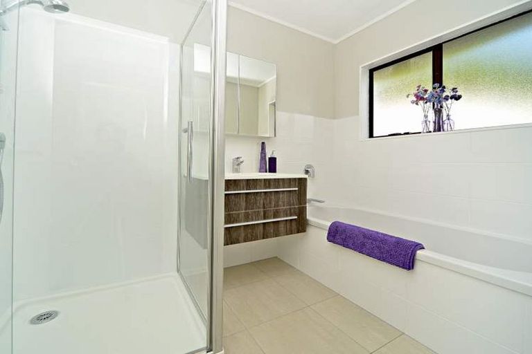 Photo of property in 24 Claverdon Drive, Massey, Auckland, 0614