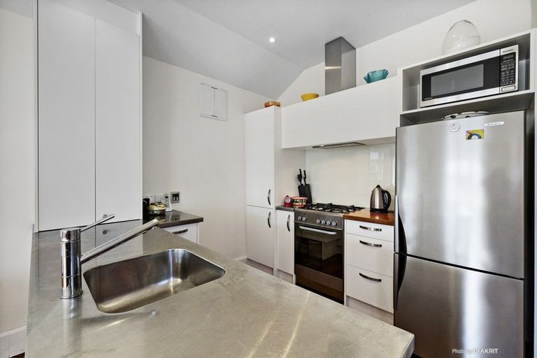 Photo of property in 18 Apu Crescent, Lyall Bay, Wellington, 6022