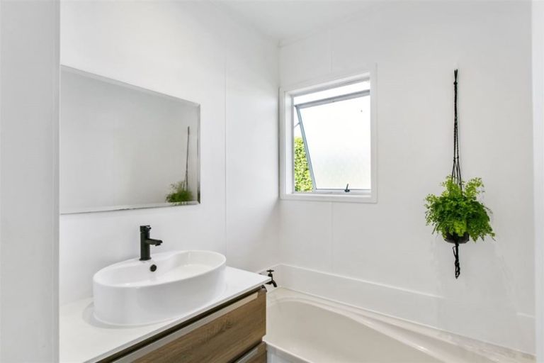 Photo of property in 301 Triangle Road, Massey, Auckland, 0614