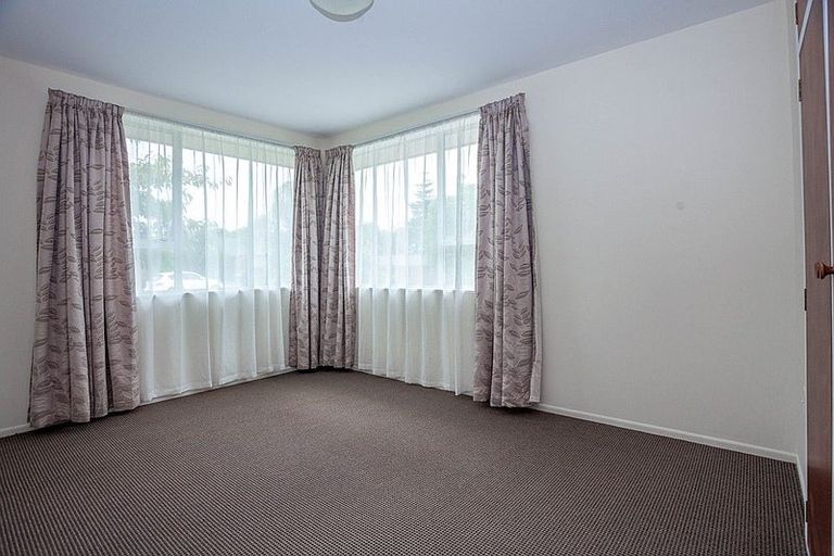 Photo of property in 28 Royal Park Drive, Parklands, Christchurch, 8083