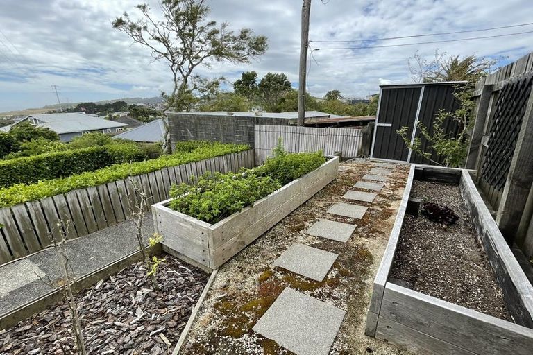 Photo of property in 28 Brooker Grove, Newlands, Wellington, 6037