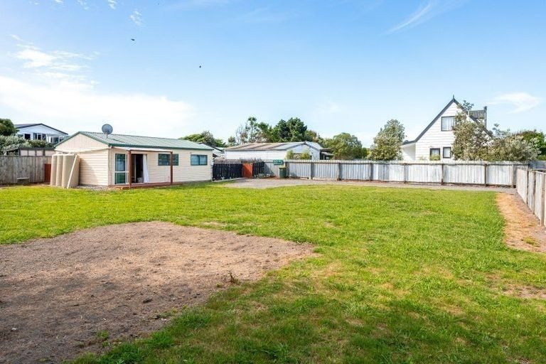 Photo of property in 6 Mavis Avenue, Waikawa Beach, Levin, 5573