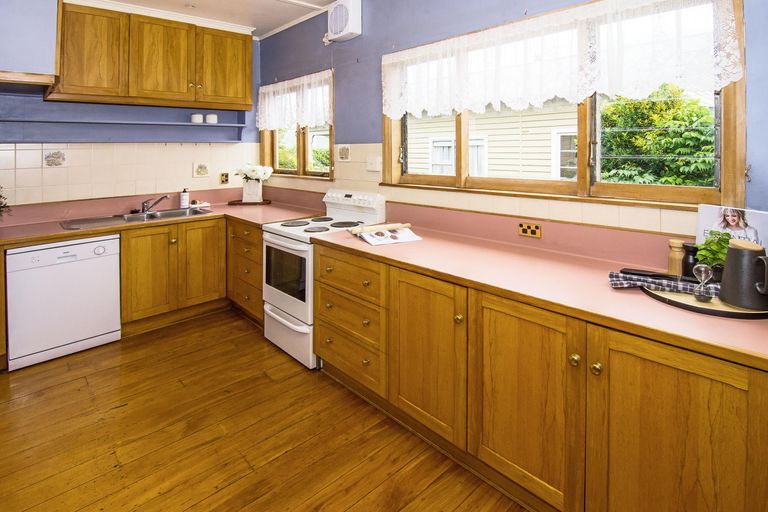 Photo of property in 16 Victoria Street, Carterton, 5713