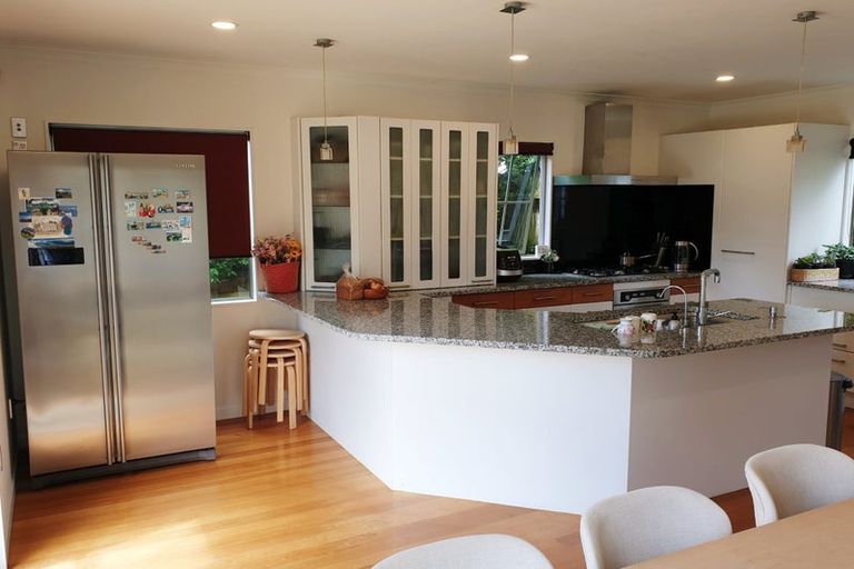 Photo of property in 15 Cayman Place, Unsworth Heights, Auckland, 0632