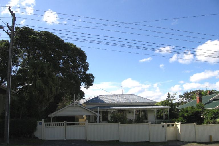 Photo of property in 36 Stanley Point Road, Stanley Point, Auckland, 0624