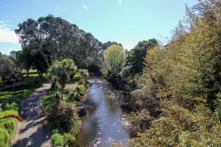 Photo of property in 423 Devon Street East, Strandon, New Plymouth, 4312