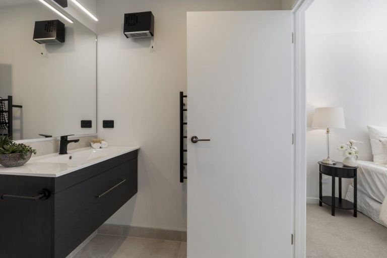 Photo of property in 32 Shelduck Road, Jacks Point, 9371