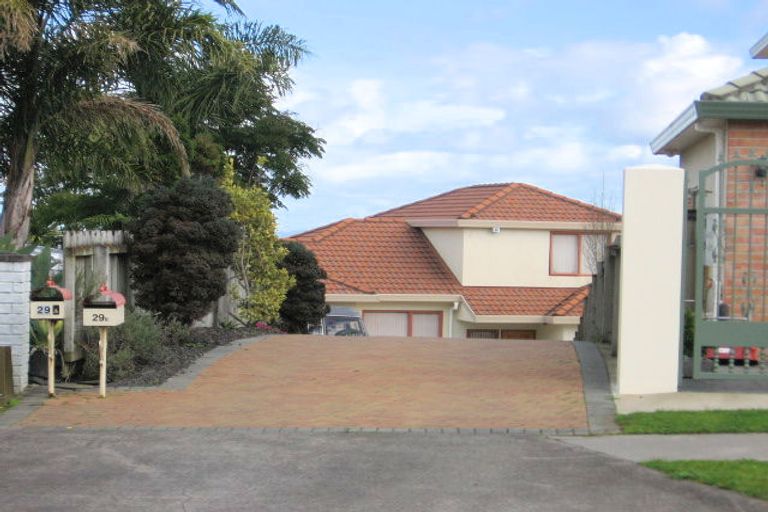 Photo of property in 2/29 Ribbonwood Crescent, Goodwood Heights, Auckland, 2105