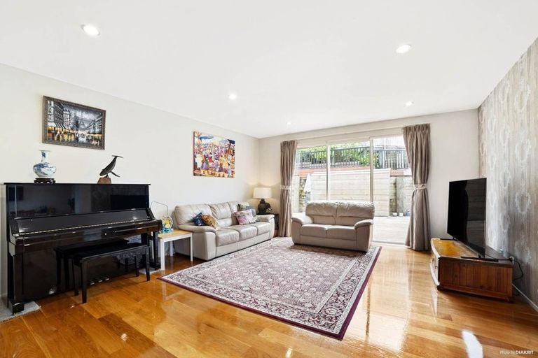 Photo of property in 17 Bintulu Place, Fairview Heights, Auckland, 0632