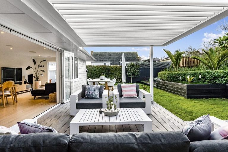 Photo of property in 2/11 Hart Road, Hauraki, Auckland, 0622