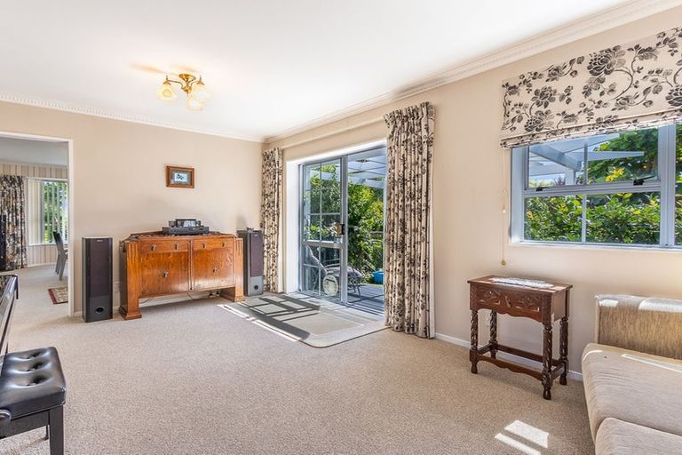 Photo of property in 10 Rosebank Grove, Waikanae, 5036