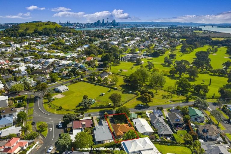 Photo of property in 12 Wairoa Road, Narrow Neck, Auckland, 0624