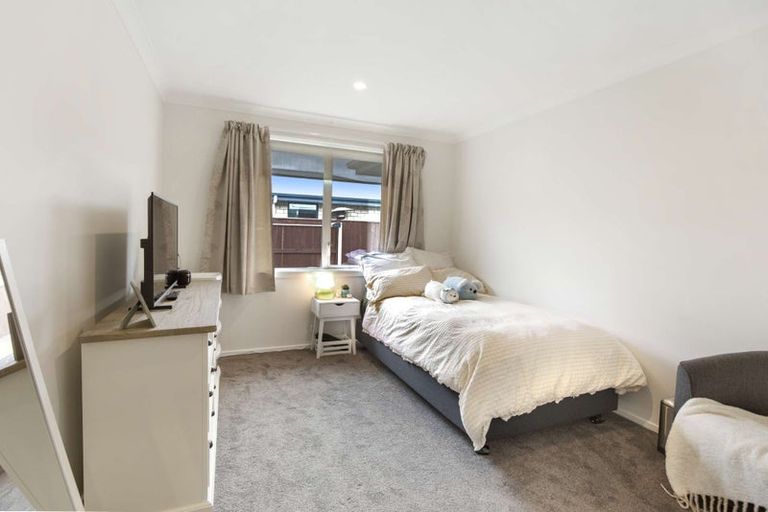 Photo of property in 15 Serenity Crescent, Kelvin Grove, Palmerston North, 4414