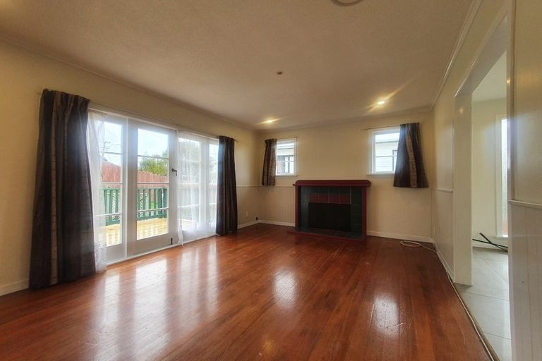 Photo of property in 19 Seymour Road, Sunnyvale, Auckland, 0612