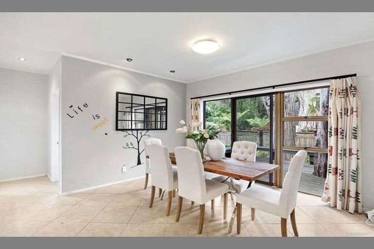Photo of property in 16 Cobblestone Lane, Hillcrest, Auckland, 0627