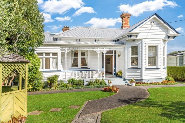 Photo of property in 125 Vauxhall Road, Narrow Neck, Auckland, 0624