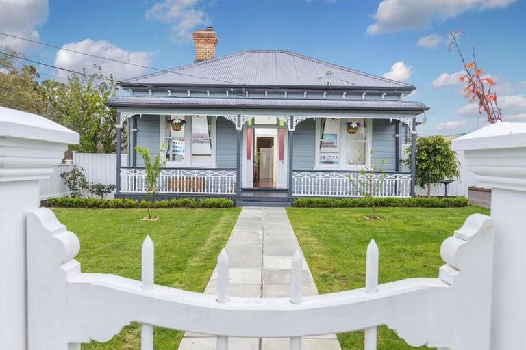 Photo of property in 25 Balmain Road, Birkenhead, Auckland, 0626