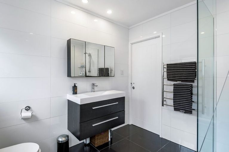 Photo of property in 1/38 Birkdale Road, Birkdale, Auckland, 0626