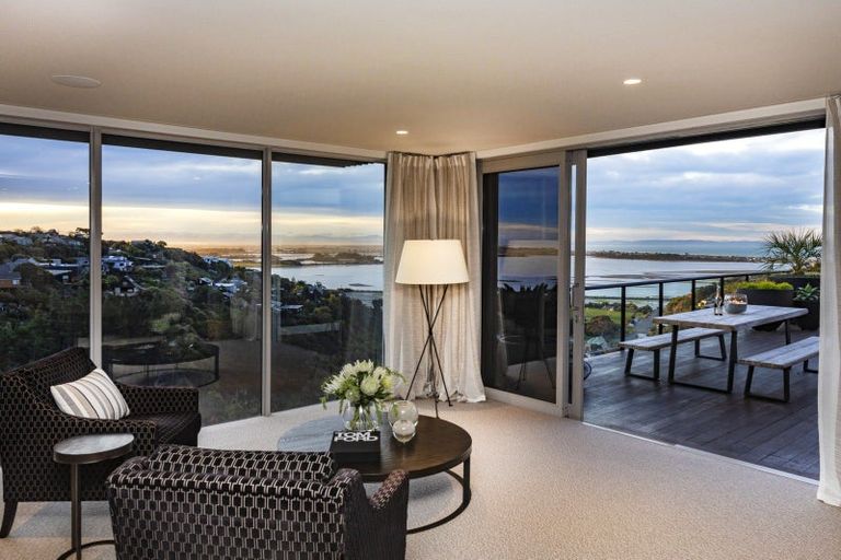 Photo of property in 15 Omeo Crescent, Redcliffs, Christchurch, 8081