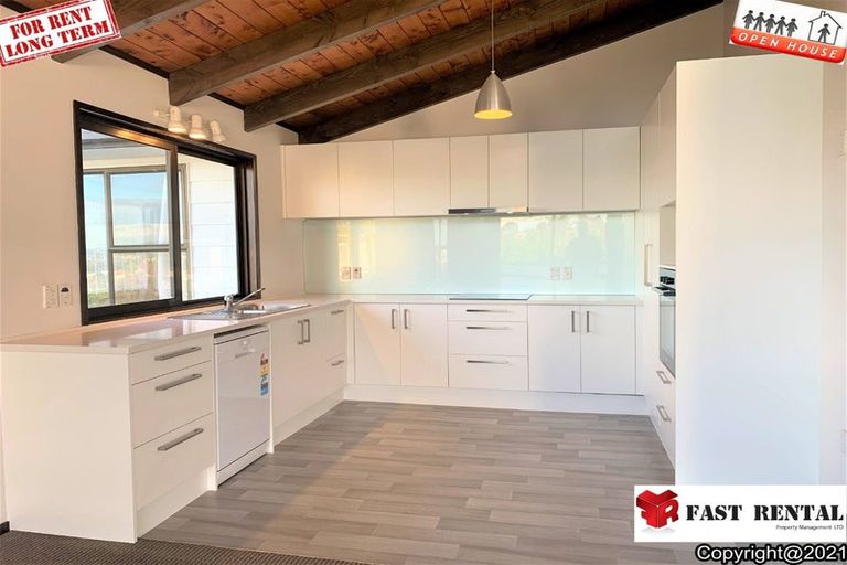 Photo of property in 18 Sumich Place, West Harbour, Auckland, 0618