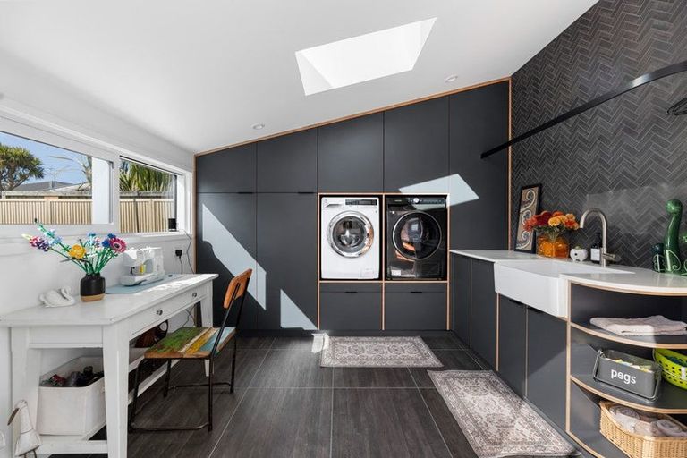 Photo of property in 127 Hargest Crescent, Saint Clair, Dunedin, 9012