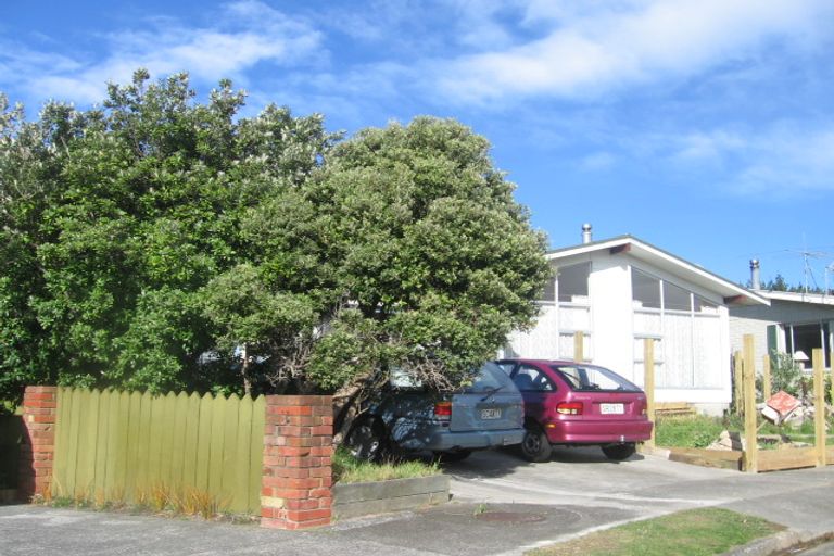 Photo of property in 6 Lancewood Grove, Ranui, Porirua, 5024