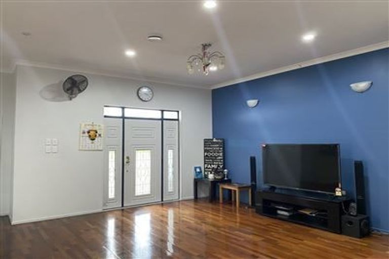 Photo of property in 15a Kiernan Place, Kelston, Auckland, 0602