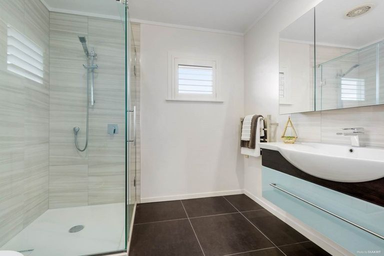 Photo of property in 1/206 East Coast Road, Forrest Hill, Auckland, 0620