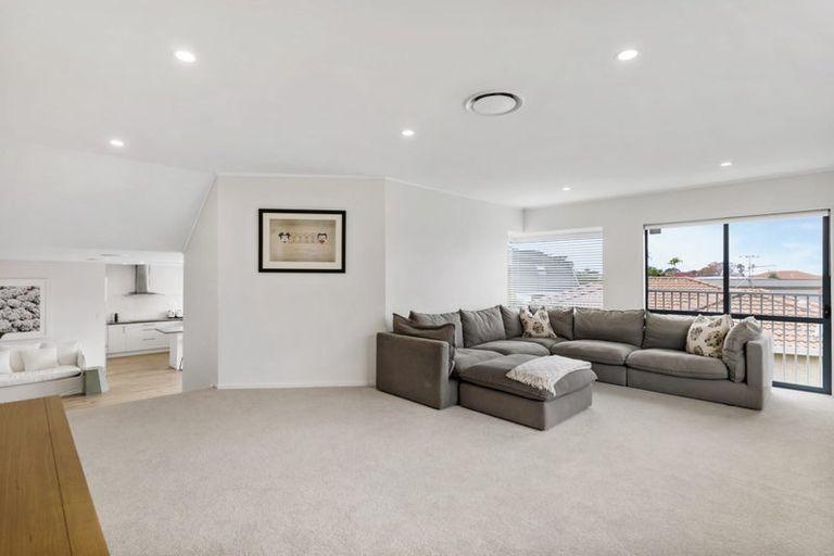 Photo of property in 5 Bridgehead Cove, West Harbour, Auckland, 0618
