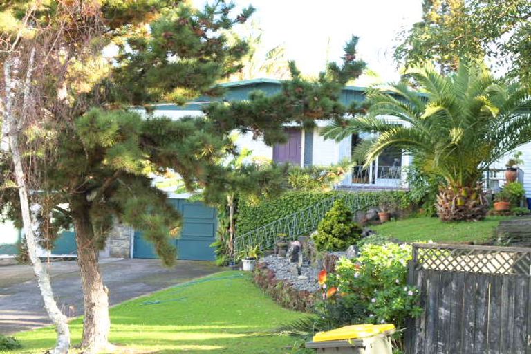 Photo of property in 1/17 Montgomery Crescent, Cockle Bay, Auckland, 2014