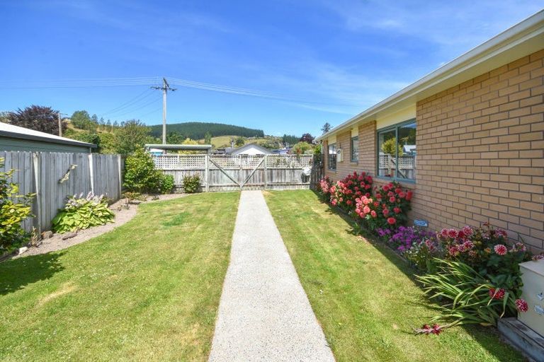 Photo of property in 8 Sandown Street, Waihola, Milton, 9073