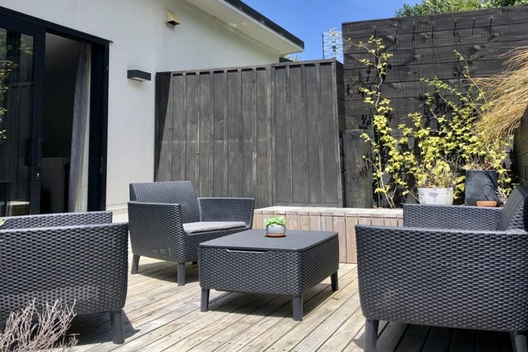 Photo of property in 5b Salmont Place, Kelburn, Wellington, 6012