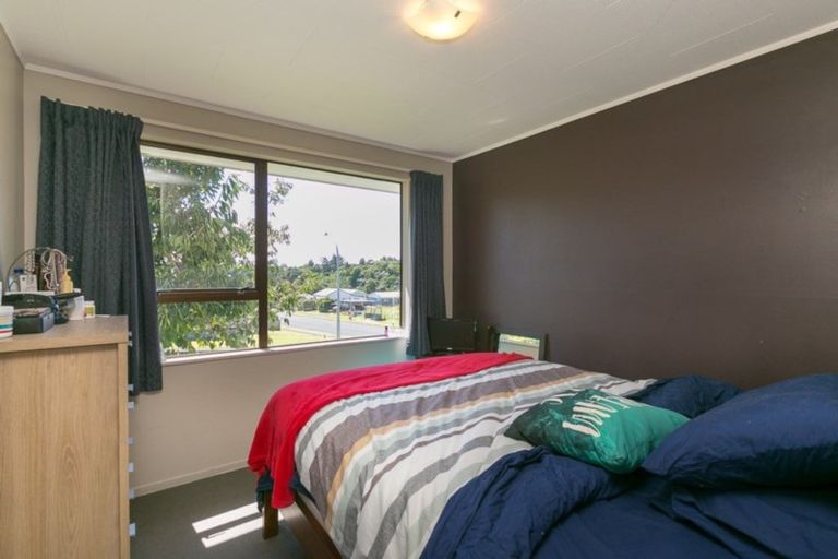 Photo of property in 43 Riversdale Drive, Merrilands, New Plymouth, 4312