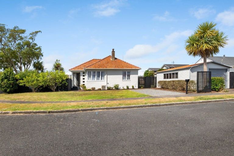 Photo of property in 4 Holford Street, Westown, New Plymouth, 4310