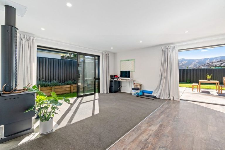 Photo of property in 8 Magpie Place, Lake Hawea, Wanaka, 9382