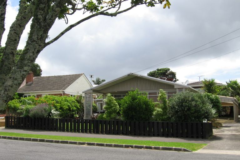 Photo of property in 2/9 Harbour Road, Point Chevalier, Auckland, 1022
