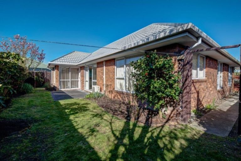 Photo of property in 2/4 Mull Place, Broomfield, Christchurch, 8042