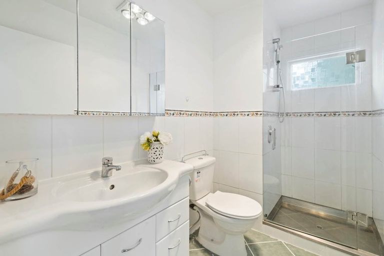 Photo of property in 20 Woodcote Drive, Glenfield, Auckland, 0629