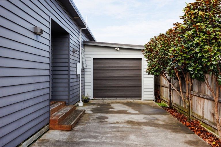 Photo of property in 56 Exeter Crescent, Takaro, Palmerston North, 4412