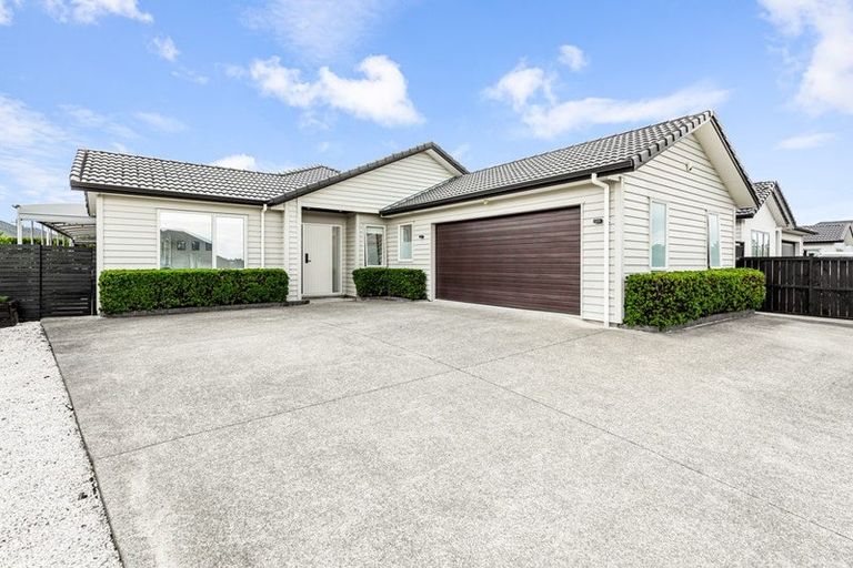 Photo of property in 9 Walter Ruddock Avenue, Kumeu, 0810