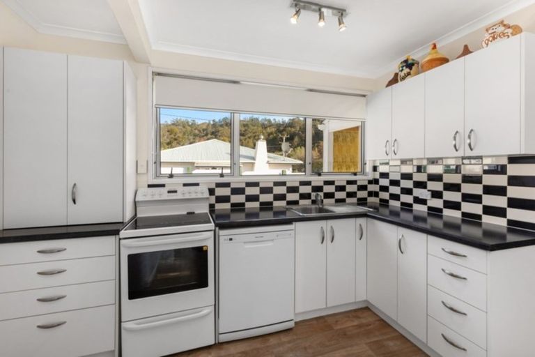 Photo of property in 37 Raukawa Street, Stokes Valley, Lower Hutt, 5019