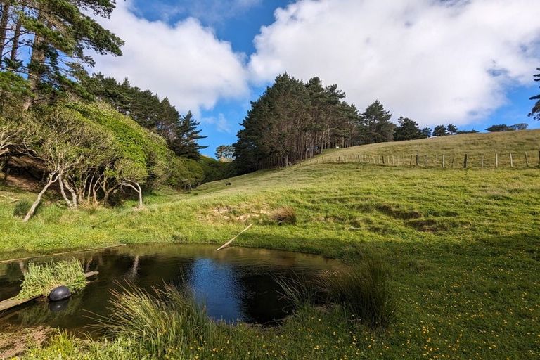 Photo of property in 7 Hillcroft Road, Horokiwi, Wellington, 5016