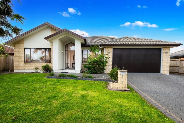 Photo of property in 11 Walter Haddrell Crescent, Flat Bush, Auckland, 2016