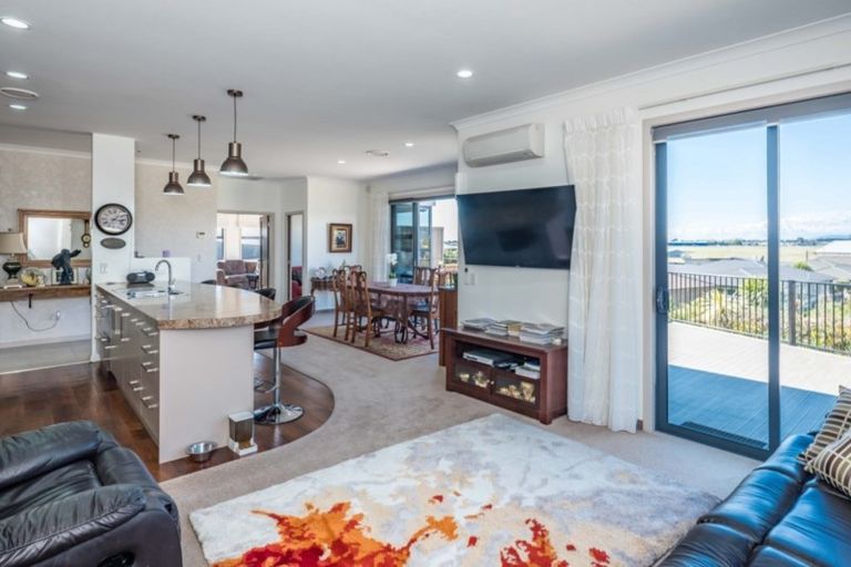 Photo of property in 10 Simpson Crescent, Raumati Beach, Paraparaumu, 5032