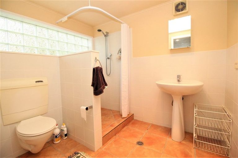 Photo of property in 35 South Lynn Road, Titirangi, Auckland, 0604