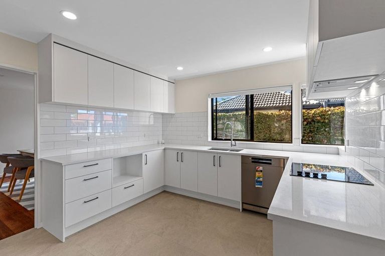 Photo of property in 2/11 Gordon Avenue, Forrest Hill, Auckland, 0620