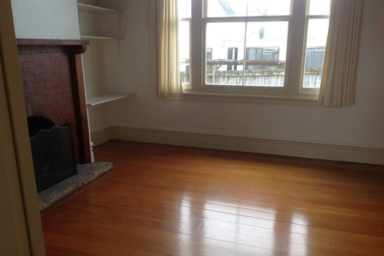 Photo of property in 4 Fairfax Avenue, Northcote, Auckland, 0627